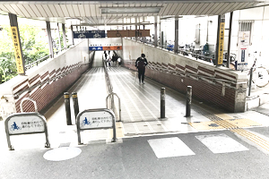 ルート01：駒川中野駅西改札を出て、正面の地下道を通ります。